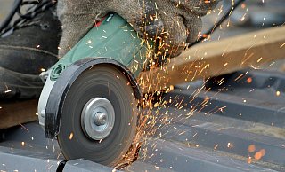 Auf einem Gerüst schnitt er Steine mit einer Flex. Das Arbeitsgerät rutschte ab und schnitt in ein Bein. - Pixabay (Symbolfoto)