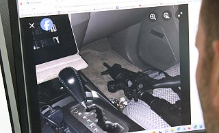 Dieses Bild mit einem Präzisionsgewehr im Auto hat der Syrer 2022 auf Facebook hochgeladen. - Oliver Plöger