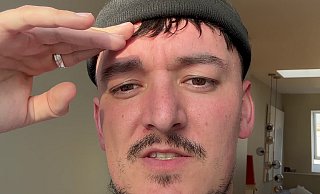 Rapper Montez wünscht Arminia-Stürmer Fabian Klos im Video alles Gute. - Montez