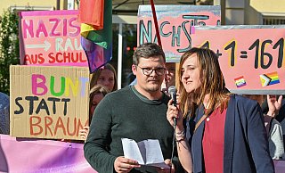 Mai 2023: Die beiden Lehrer, die kürzlich einen Brandbrief zum Thema Rechtsextremismus an ihrer Schule geschrieben hatten, auf der Demonstration "Vielfalt statt Einfalt - Schule ohne Diskriminierung" vor dem Schulamt in Cottbus. - Patrick Pleul