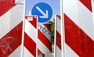 Im Baustellenbereich wird um erhöhte Aufmerksamkeit gebeten. - Verwendung weltweit