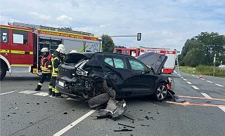 Bei einer Kollision mit einem Lkw wurde eine 46-jährige Volvo-Fahrerin aus Rietberg leicht verletzt. Die Straße musste vorübergehend gesperrt werden. - NW