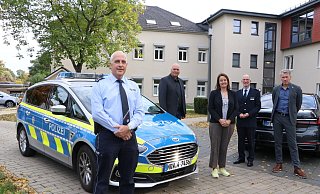 Polizeihauptkommissar Ralf Krämer (l.) ist neuer Bezirksbeamter in Rahden. Jörg Redecker (Ordnungsamt Rahden, 2.v.l.), Landrätin Anna-Katharina Bölling, Polizeidirektor Mathias Schmidt und Bürgermeister Bert Honsel (r.) freuen sich, dass ein erfahrener Beamter für die Stelle in der Auestadt gewonnen wurde. - Sonja Rohlfing