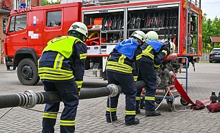 Die Feuerwehr war am Dienstag im Kreis Gütersloh im Einsatz, um eine brennende Ballenpresse zu löschen. - Symbolfoto/dpa