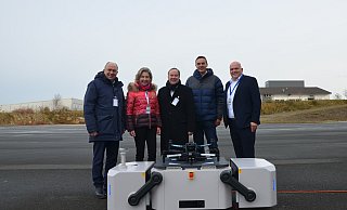 Landrat Christoph Rüther (Aufsichtsratsvorsitzender Flughafen, v.l.), Angie Reeh (Netzwerk-Koordinatorin Innovationsflughafen), Ulrich Wilmsmann (DAA CE Practice Head Eviden), Jan-Eric Putze (Chief Executive Officer Droniq) und Roland Hüser (Geschäftsführer Flughafen) haben den Drohneneinsatz begutachtet. - Airport Paderborn/Lippstadt