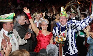 Erster Auftritt als Regentenpaar: Prinzessin Wilma Thorenmeier und Prinz Karsten Husemann auf den närrischsten 55 Metern ihres Jeckenlebens durch die Steinheimer Stadthalle. Hunderte Karnevalsfans jubeln den beiden Tollitäten und ihrem Gefolge zu. - Madita Schellenberg