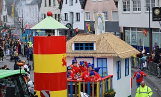 Die Ostenländer Feuerwehr baute für den Rosenmontagszug den PIlsumer Leuchtturm nach. - Regina Brucksch