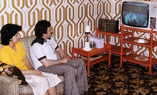 Westlich gekleidetes, türkisches Paar in seinem Wohnzimmer, Berlin in den 1970er Jahren. - picture-alliance/ dpa | Giehr