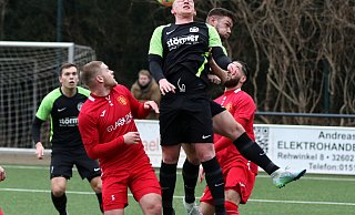 Sorgen für Unruhe im gegnerischen Strafraum: Die beiden Loher Lukas Brakmann (Mitte) und der hinter ihm aufsteigende Ricardo Squarra. Links im Hintergrund beobachtet Robin Faulstich das Geschehen. - Ingo Büchel