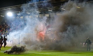 Fans? Es fällt vielen schwer, Menschen, die so etwas veranstalten, als Fans zu bezeichnen und zu verstehen. - Andreas Zobe