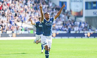 Spätes Glück: Isaiah Young reißt nach seinem Ausgleichstor für Arminia die Arme hoch. - Oliver Krato