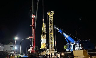 Die Baufirma bemerkte den unsicheren Stand eines Baukrans am Mittag und informiert die Polizei. Am Abend wurden zunächst der Auslager und dann die Spitze des Krans demontiert. - Ralph Meyer