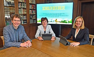 Schulleiter Matthias Koch (v. l.), Elisabeth Zurhove (Abteilungsleiterin Realschule) sowie Bärbel Lüttig (stellvertretende Schulleiterin und Abteilungsleiterin Gymnasium). - Kai Hasenbein