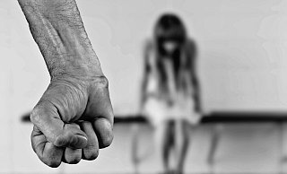 Die Frau wurde unter den Männern "weiterverkauft", sie wurde geschlagen und eingesperrt. - pixabay creative commons