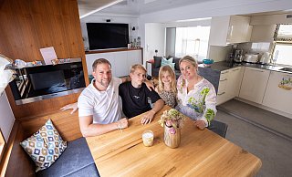 Vater Robért (39), Sohn Charlie (13), Tochter Megan (8) und Mutter Nadine (40) Hempen sitzen am Küchentisch - dem Mittelpunkt des Wohnwagens. - Niklas Tüns
