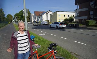 Marianne Wiemann, erste Vorsitzende des ADFC in Paderborn, begrüßt die doppelten Radwege. Hier im Bild ist ein Radweg auf dem Bürgersteig, zwei weitere auf der Straße. - Felix Schwien Marianne Wiemann, erste Vorsitzende des ADFC in Paderborn, begrüßt die doppelten Radwege. Hier im Bild ist ein Radweg auf dem Bürgersteig, zwei weitere auf der Straße. - Felix Schwien