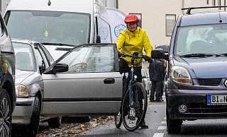 Szenen wie diese (nachgestellte) kennt fast jeder Radfahrer in Bielefeld - es ist unübersichtlich, eng, ungeschützt. - Dennis Angenendt