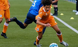 Ball behauptet: Arminias Enes Saygili ist hoch konzentriert, Bielefelds C-Jugend gewinnt 2:1. - Foto: Andreas Zobe/NW