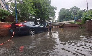 Nichts geht mehr: Der Bahnhofstunnel steht unter Wasser. - Florian Weyand