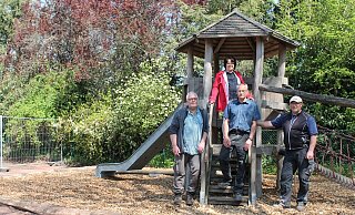 Heiko Lachmann vom städtischen Bauhof (v. l.), Dezernentin Claudia Koch, Johannes Struck und Markus Bömelburg (ebenfalls Bauhof) finden den Ersatz-Spielplatz am Rohrweg sehr gelungen. Es dauert jedoch noch bis Mitte Mai, ehe er bespielt werden kann. - Stadt Höxter
