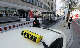 Wo heute die Taxis hinter dem Pizza-Hut-Pavillon stehen, sollte die Rampe ins Fahrradparkhaus sein. Doch die Kritik an den Plänen wächst. - Rudolf