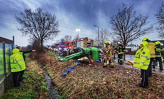 Warum der Bauhof-Mitarbeiter mit seinem Klein-Bagger von der Lübbecker Straße, etwa 40 Meter vor dem Kreisverkehr, abkam, ist noch unklar. Es dauerte mehr als eine Stunde, bis die Rettungskräfte ihn befreit hatten. - Gerald Dunkel