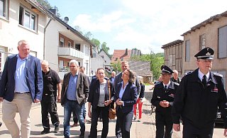 Vor Ort: Regierungspräsidentin Marianne Thomann-Stahl und Ministerin Ina Scharrenbach nehmen kurz nach dem Tornado das Ausmaß des Schadens in Lütmarsen in Augenschein. - burkhard battran