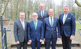 Oberst Thomas Spieker (hinten) mit den Hauptmännern Andreas Kneer (Königsträßer-Kompanie, v. l.), Rüdiger Uhle (Western-Kompanie), Hubert Salmen (Maspern-Kompanie) und Jürgen Lutter (Kämper-Kompanie). Es fehlt Peter Disselnmeyer von der Heide-Kompanie. - Moritz Jülich