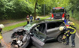 Ein 87-Jähriger ist mit seinem Renault Captur auf die Gegenfahrbahn geraten und gegen einen Baum geprallt. - Christian Bröder