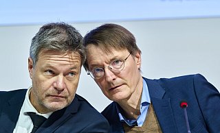 Bundeswirtschaftsministers Robert Habeck (l., B90/Die Grünen) und Bundesgesundheitsministers Karl Lauterbach (SPD) äußern sich im November 2023 auf einer Pressekonferenz zu Investitionsvorhaben des Pharmaunternehmens Lilly in Deutschland. - picture alliance / SZ Photo