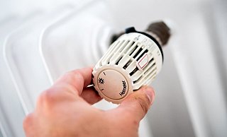 Die Raumtemperatur zu senken, ist eine Maßnahme zum Energiesparen. - dpa/Hauke-Christian Dittrich