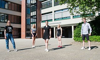 Dorina Henkenjohann (v. l.), Leonie Frodermann, Mia Begemann, Nele Rüssing und Mathis Berg vom Friedrichs-Gymnasium blicken auf eine Schulzeit zurück, die am Ende von stark von Corona geprägt war. - Ralf Bittner