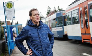 Kostenlos und einladender sollte Bus- und Bahnfahren für alle Kinder in der Stadt sei, sagt Neu-Bielefelder Andreas Angerstein, hier an der Haltestelle "Windelsbleicher Straße" der Linie 1. - Barbara Franke