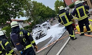 Zwei brennende Fahrzeuge mussten die Lübbecker Blauröcke an der Ludwigstraße löschen. - Die Blaulichtreporterin