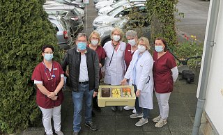 Freuen sich über die kostenfreie Hausmannskost (v.l.): Daniela Rethemeier, Georg Peterburs, Raphaela Hüser, Ursula Peterburs, Bettina Hesse, Ursula Lüke-Pöppel und Swetlana Root. - Jessica Eberle