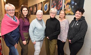 Friederike David, Edona Salihi, Barbara Gölz, Karin Justus, Stefanie Kohorst und Jenny Czychun (v. l.) stehen für viele weitere Frauen aus allen Stadtteilen Oerlinghausens und Umgebung, die sich für mehr Sichtbarkeit von Frauen und Mädchen einsetzen. - Karin Prignitz Friederike David, Edona Salihi, Barbara Gölz, Karin Justus, Stefanie Kohorst und Jenny Czychun (v. l.) stehen für viele weitere Frauen aus allen Stadtteilen Oerlinghausens und Umgebung, die sich für mehr Sichtbarkeit von Frauen und Mädchen einsetzen. - Karin Prignitz