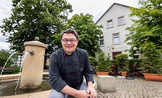 Bernhard Grubmüller gönnt sich am Brunnen vor dem "Tomatissimo" eine kurze Pause. Foto: Oliver Krato - Oliver Krato