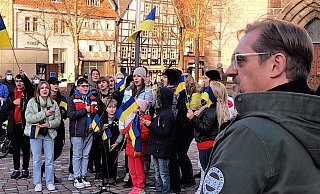 Der Chor aus Frauen und Kindern aus der Ukraine mit Bündnis-Sprecher Ricardo Blaszczyk. - Simone Flörke