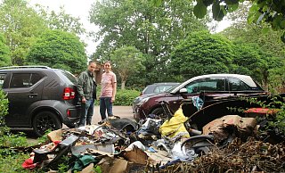 Vor dem Kindergarten "Altstadtspatzen" liegt seit Anfang Juni ein großer Haufen verbrannter Sperrmüll. Die Eltern Malte und Sandra Nehl sind deshalb in Sorge. - Ulf Hanke
