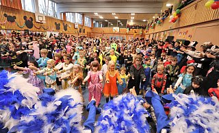 Schulkarneval in Steinheim - der Saal tanzt. - David Schellenberg
