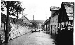 Würgassen wird regelmäßig von Hochwasser heimgesucht. Auf dieser historischen Aufnahme der Würrigser Straße ist zu sehen, dass man sogar mitten im Ort Boot fahren konnte. - Manuela Puls