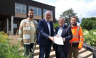 Lars David (v. l.), Bernhard Hoppe-Biermeyer, Uwe Gockel und Patrick Vonnahme bei der Übergabe des Förderbescheids vor dem Borchener Rathaus. - Jan Husmann