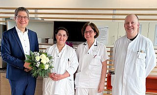 Krankenhaus-Geschäftsführer und Stiftungsvorstand Martin Wolf (v. l.), Carmen Solbach (leitende Oberärztin Geriatrie) und der Ärztliche Direktor Kester Tüffers gratulieren Tülay Asbai (2. v. l.) zu ihrer neuen Position als Chefärztin der Geriatrie. - St. Johannisstift