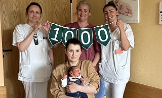 Die Hebammen Xhesi Mazelli (v. l.) und Janina Esau-Homann sowie Pflegehilfskraft Svetlana Lager freuen sich mit der frisch gebackenen Mama über den gesunden Nachwuchs. - Hebammenteam Paderborn