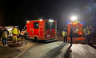 Einsatzkräfte der Feuerwehr aus der Ossendorfer Löschgruppe beleuchten an der Heinberghall den Platz der eintrefffenden Rettungsfahrzeuge. - FFW Warburg