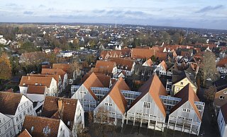 Blick vom St. Aegidius Kirchturm in Richtung Norden auf das „Quartier Wiedenbrück“. Das Stadthaus im Vordergrund ist eines von vielen öffentlichen Gebäuden. Für die Planer stellen diese eine besondere Herausforderung dar. - Rainer Stephan
