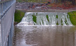 2015 fluteten Wassermassen das gerade neu ausgebaute Regenrückhaltebecken am Quellenhofweg. - Kurt Ehmke