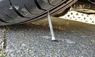 In das Profil gedrückt: Wenn der Fahrer jetzt rückwärts aus der Parklücke fährt, ist der Reifen kaputt. - Symbolfoto: Ralf T. Mischer