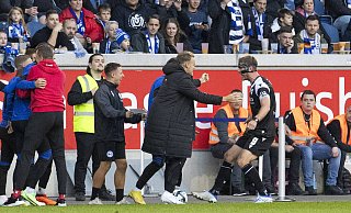 Fabian Klos (r.) bejubelt seinen Treffer zum 1:0 für Arminia Bielefeld in Duisburg mit der Bielefelder Bank. - IMAGO/Beautiful Sports