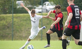 Der Abstand nach unten ist groß genug geblieben: Noah Heim (l.) und der SV Rödinghausen II konnten die Niederlage gegen den SC Peckeloh letztlich verschmerzen. - Joel Beinke